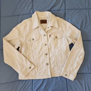 Levis Womens White Denim Trucker jacket. 98% cotton 2% lycra spandex.